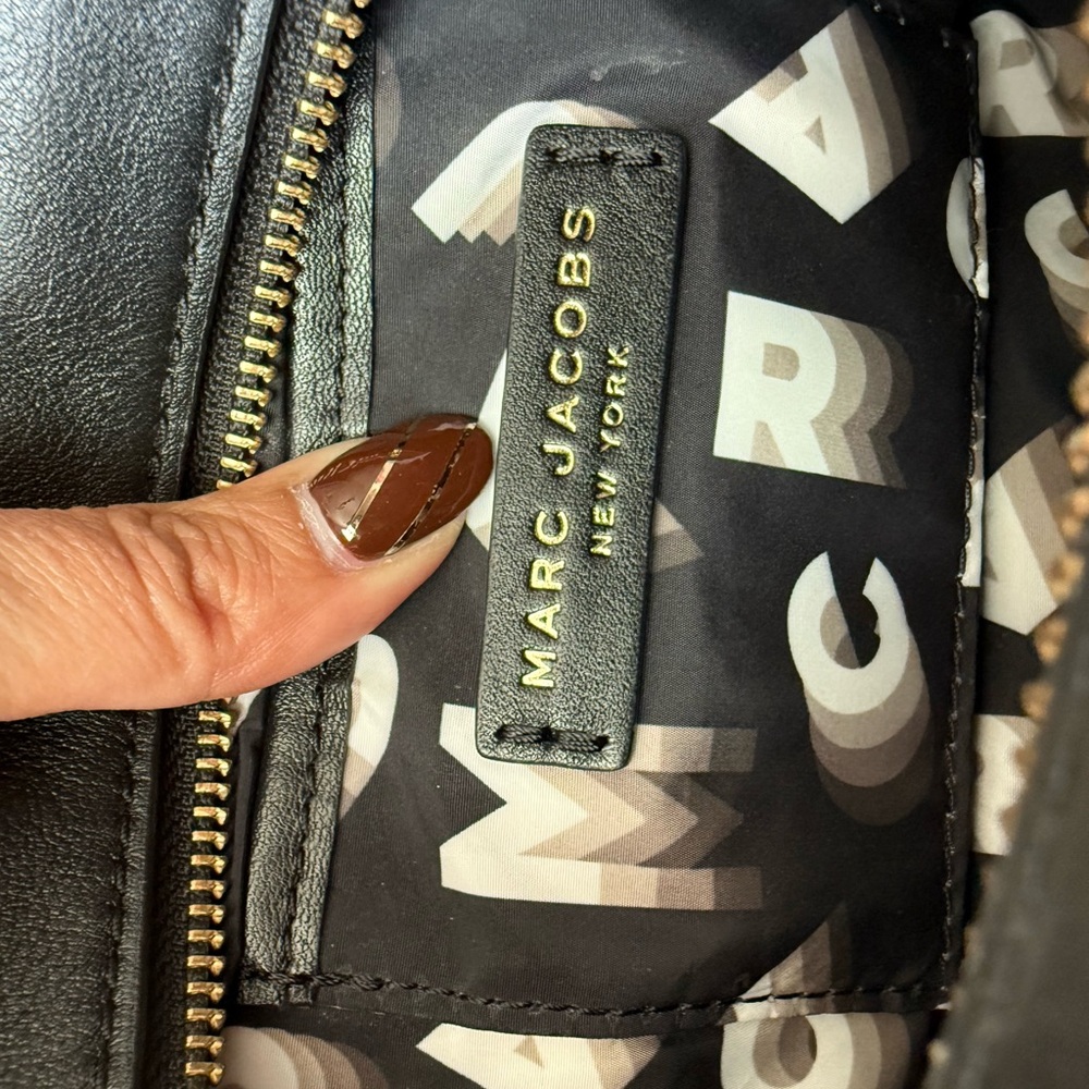 Marc Jacobs Black and Cream Logo Crossbody - Picture 8 of 9